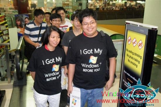 日本正式发售Windows7现场盛况 视频转播