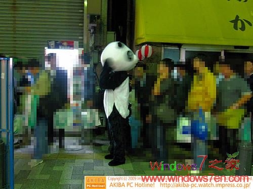 Windows7发售现场出现“蜘蛛侠和大熊猫”