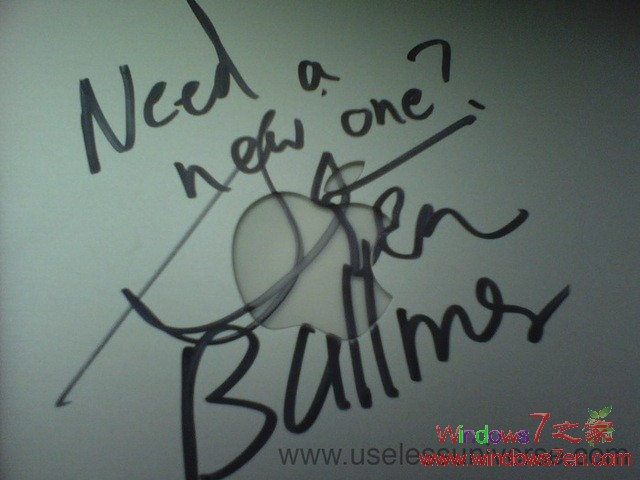 鲍尔默在一苹果笔记本上签名 盖住苹果logo