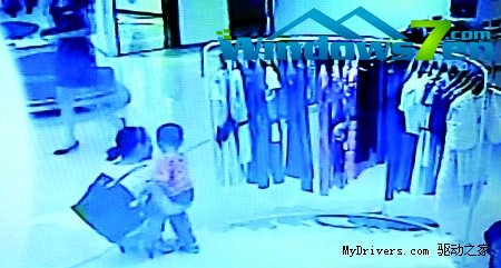 母亲教唆孩子偷iPhone 4S：四岁娃手法娴熟