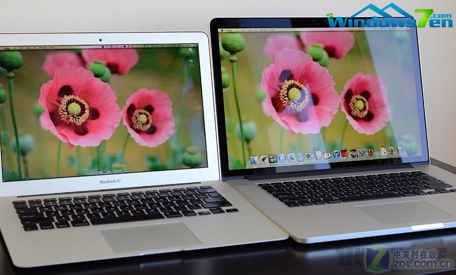 超薄版的 15 英寸 MBP 采用 IPS 广视角屏幕，不但色彩还原更通透，而且可视角度很宽，无论从上下左右哪个方向看，都不会有偏色的情况出现。值得一提的是，它还有镜面屏和雾面屏两种类型供消费者选择。