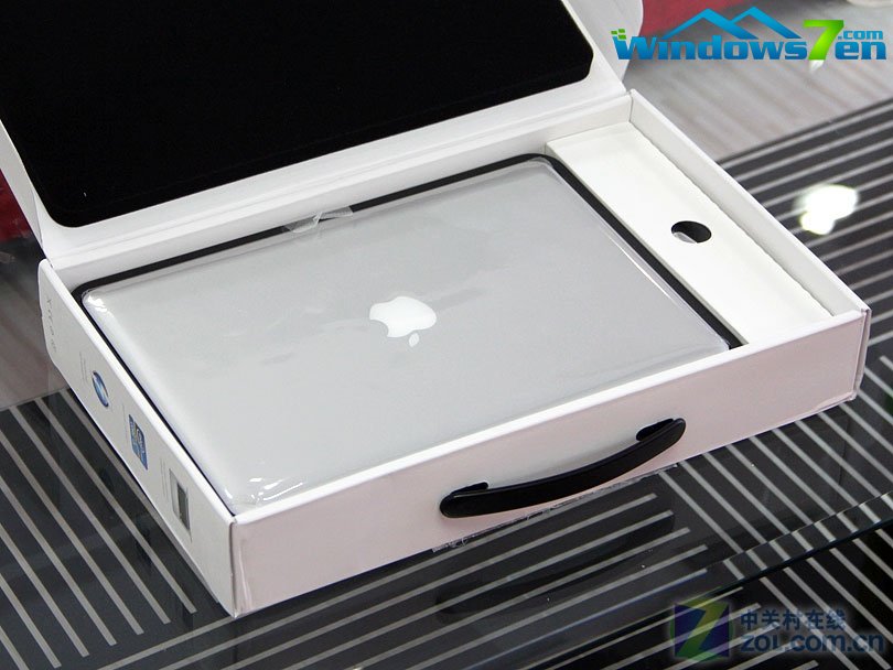 打开包装，Macbook Pro 映入眼帘