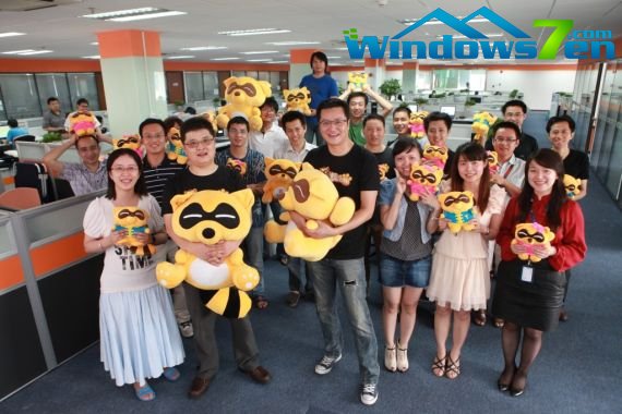 YY CEO李学凌(前排左二)与员工在一起